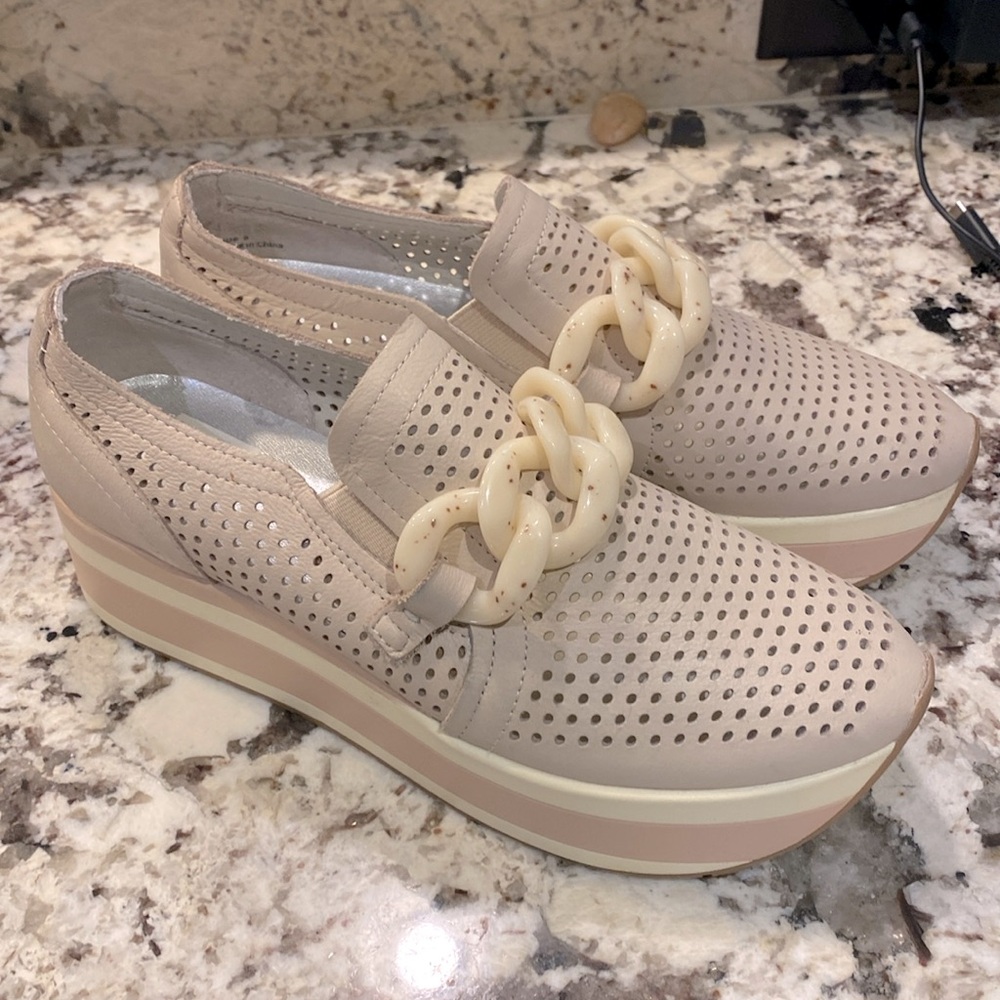 Dolce Vita Jhenee platform sneaker. Very good used condition. Size 8 women’s